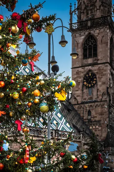 Bolzano, gece ile gündüz arasında. Tarihi binalar arasında Noel atmosferi. Uyarı.