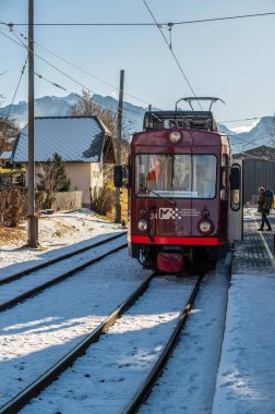 Kışın Renon Platosu 'nda gündüz tramvay gezisi. Dolomitlerin nefes kesici manzaraları.