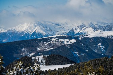 Kışın Renon Platosu 'nu keşfetmek. Dolomitlerin nefes kesici manzarası.