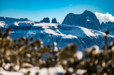 Kışın Renon Platosu 'nu keşfetmek. Dolomitlerin nefes kesici manzarası.