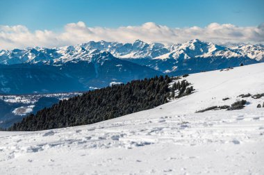 Kışın Renon Platosu 'nu keşfetmek. Dolomitlerin nefes kesici manzarası.