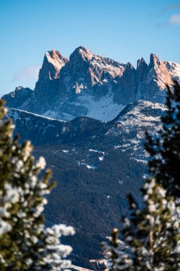 Kışın Renon Platosu 'nu keşfetmek. Dolomitlerin nefes kesici manzarası.