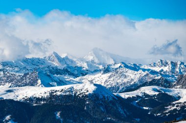 Kışın Renon Platosu 'nu keşfetmek. Dolomitlerin nefes kesici manzarası.