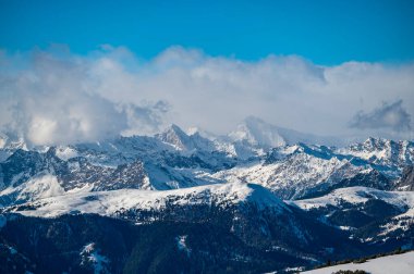 Kışın Renon Platosu 'nu keşfetmek. Dolomitlerin nefes kesici manzarası.