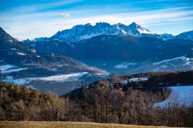 Kışın Renon Platosu 'nu keşfetmek. Dolomitlerin nefes kesici manzarası.