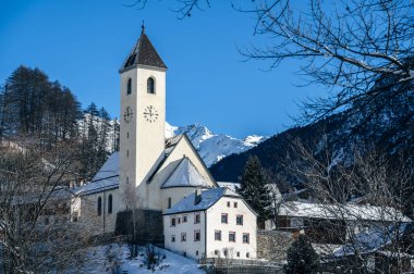Resia Gölü. Curon. Kışın Venosta Vadisi 'nin harikası.