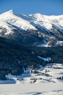 Resia Gölü. Curon. Kışın Venosta Vadisi 'nin harikası.