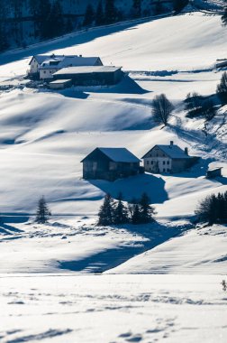 Resia Gölü. Curon. Kışın Venosta Vadisi 'nin harikası.