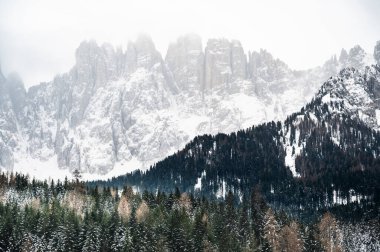 Carezza Gölü. Kışın Doğa Dolomitlerinin Manzarası.