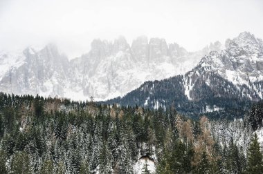 Carezza Gölü. Kışın Doğa Dolomitlerinin Manzarası.