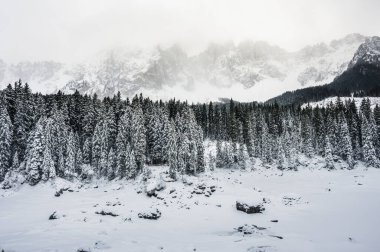 Carezza Gölü. Kışın Doğa Dolomitlerinin Manzarası.