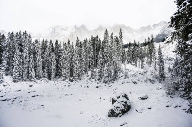 Carezza Gölü. Kışın Doğa Dolomitlerinin Manzarası.