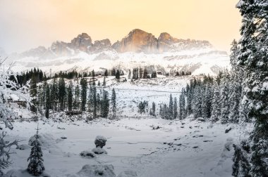 Carezza Gölü. Kışın Doğa Dolomitlerinin Manzarası.