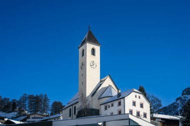 Resia Gölü. Curon. Kışın Venosta Vadisi 'nin harikası.