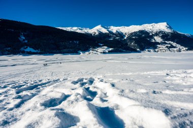 Resia Gölü. Curon. Kışın Venosta Vadisi 'nin harikası.