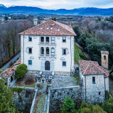 Antik Kale ve Misyoner Meryem Ana 'nın Sığınağı. Tricesimo yukarıdan görüldü.