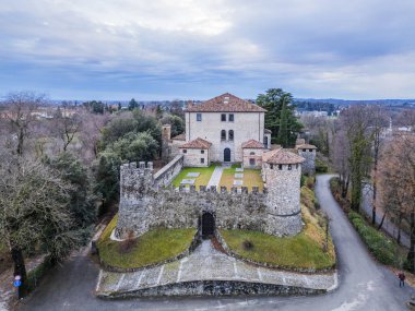 Antik Kale ve Misyoner Meryem Ana 'nın Sığınağı. Tricesimo yukarıdan görüldü.