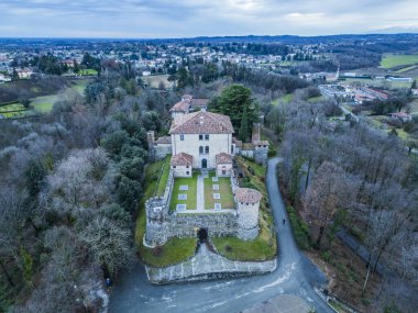 Antik Kale ve Misyoner Meryem Ana 'nın Sığınağı. Tricesimo yukarıdan görüldü.