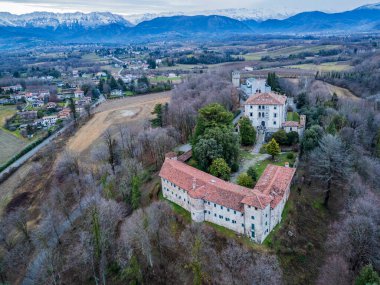 Antik Kale ve Misyoner Meryem Ana 'nın Sığınağı. Tricesimo yukarıdan görüldü.