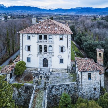 Antik Kale ve Misyoner Meryem Ana 'nın Sığınağı. Tricesimo yukarıdan görüldü.
