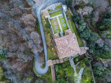 Antik Kale ve Misyoner Meryem Ana 'nın Sığınağı. Tricesimo yukarıdan görüldü.