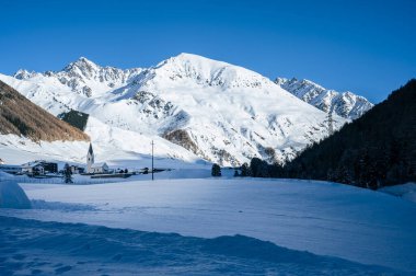 Vallelunga 'da Ice Dawn. Eski köylerde yürü ve dağları hayal et..