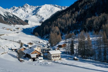 Vallelunga 'da Ice Dawn. Eski köylerde yürü ve dağları hayal et..