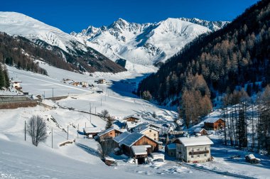 Vallelunga 'da Ice Dawn. Eski köylerde yürü ve dağları hayal et..