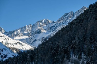 Vallelunga 'da Ice Dawn. Eski köylerde yürü ve dağları hayal et.. 