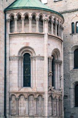Sappada 'da Ice Dawn. Antik köyde dolaş. Dolomitler. İtalya 