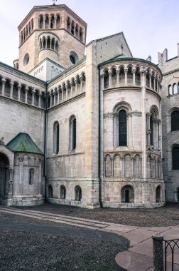 Sappada 'da Ice Dawn. Antik köyde dolaş. Dolomitler. İtalya 