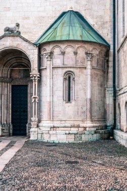 Sappada 'da Ice Dawn. Antik köyde dolaş. Dolomitler. İtalya 