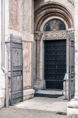 Sappada 'da Ice Dawn. Antik köyde dolaş. Dolomitler. İtalya 