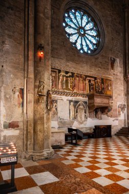 Sappada 'daki Ice Dawn' daki Antik Kilise 'nin içinde. Kadim Köyü 'nden geç. Dolomitler. İtalya 