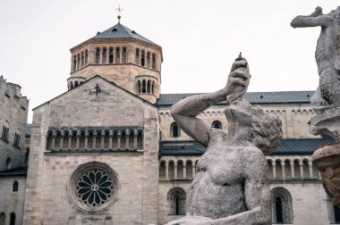 Sappada 'da Ice Dawn. Antik köyde dolaş. Dolomitler. İtalya 