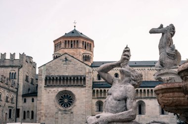Sappada 'da Ice Dawn. Antik köyde dolaş. Dolomitler. İtalya 