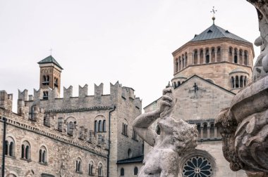 Sappada 'da Ice Dawn. Antik köyde dolaş. Dolomitler. İtalya 