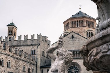 Sappada 'da Ice Dawn. Antik köyde dolaş. Dolomitler. İtalya 