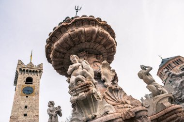 Sappada 'da Ice Dawn. Antik köyde dolaş. Dolomitler. İtalya 