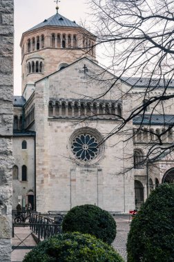 Sappada 'daki Ice Dawn' da turist. Antik köyde dolaş. Dolomitler. İtalya 