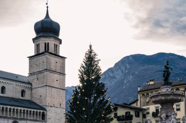 Sappada 'da Ice Dawn. Antik köyde dolaş. Dolomitler. İtalya 