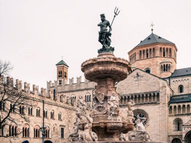 Sappada 'da Ice Dawn. Antik köyde dolaş. Dolomitler. İtalya 