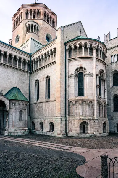 Sappada 'da Ice Dawn. Antik köyde dolaş. Dolomitler. İtalya 