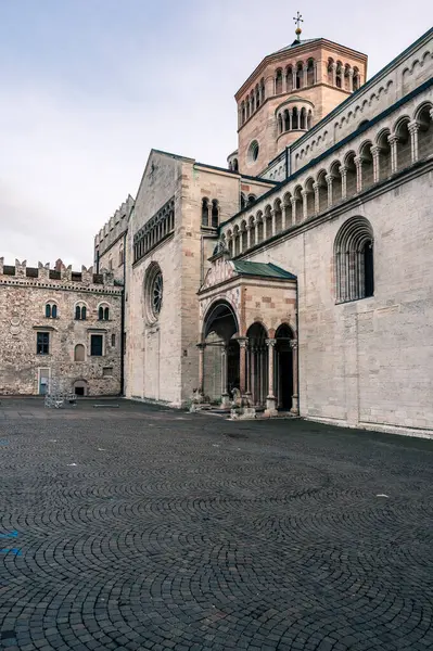 Sappada 'da Ice Dawn. Antik köyde dolaş. Dolomitler. İtalya 