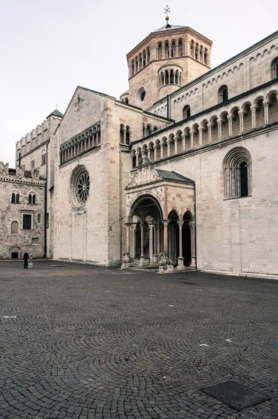Sappada 'da Ice Dawn. Antik köyde dolaş. Dolomitler. İtalya 