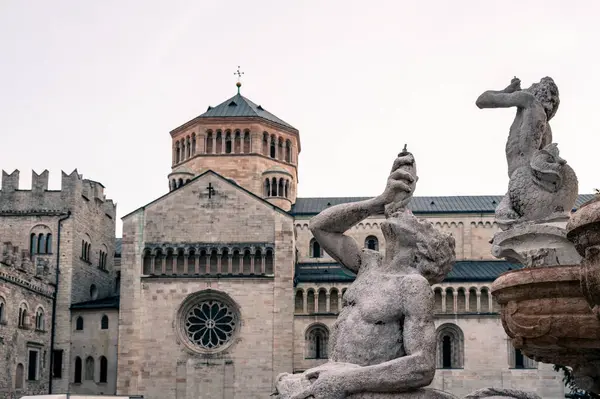 Sappada 'da Ice Dawn. Antik köyde dolaş. Dolomitler. İtalya 
