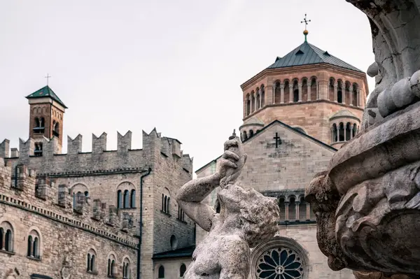 Sappada 'da Ice Dawn. Antik köyde dolaş. Dolomitler. İtalya 