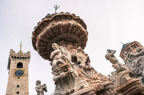 Sappada 'da Ice Dawn. Antik köyde dolaş. Dolomitler. İtalya 