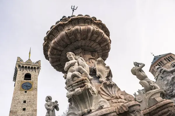 Sappada 'da Ice Dawn. Antik köyde dolaş. Dolomitler. İtalya 