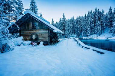 Nehirdeki evin manzarası Ormandaki kış dağları 